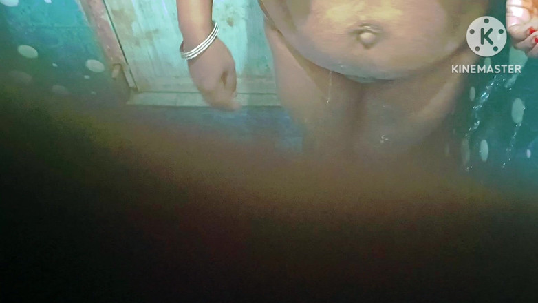 Sweethoneybgl: Fată cu țâțe uriașe făcând baie și seducându-și fratele vitreg când a...