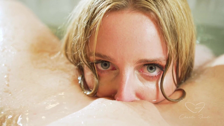 CharlieForde: भाप से भरा विशेषता Charlie forde, Estelle Lucas