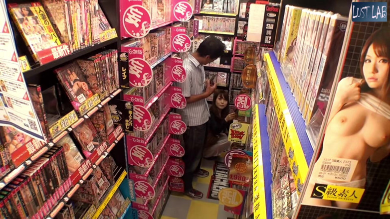 Lust lab: Samotna młoda żona - przeglądanie dorosłych dvd aisle, podczas gdy jej mąż...