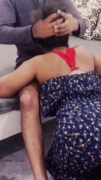 Fratello con il suo sorellastra nella stanza