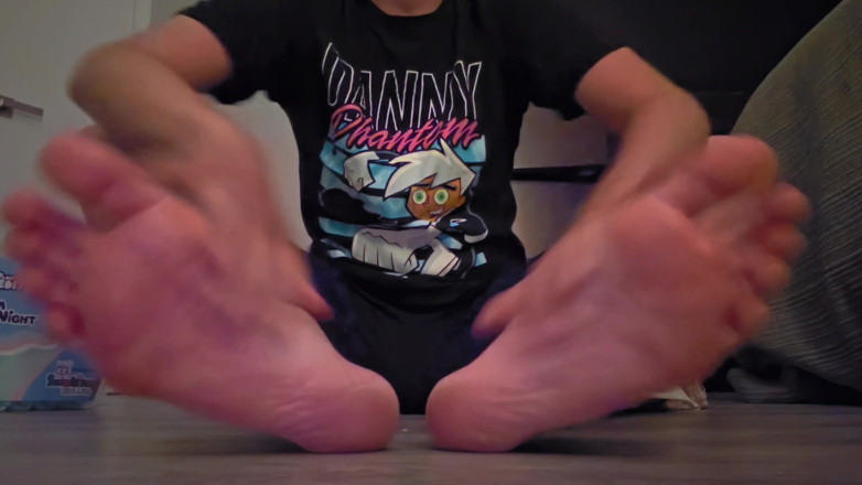 Kinkytwinkpamps: Cewek ini lagi asik ngusap memeknya pakai pelembab sampai kakinya...