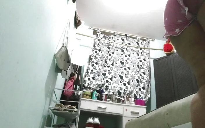 Katrina4deluxe: Voluptuous stepmom caught on camera