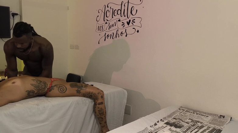 Nurseblack: Gentil corno levou esposa para ter uma massagem tântrica com...