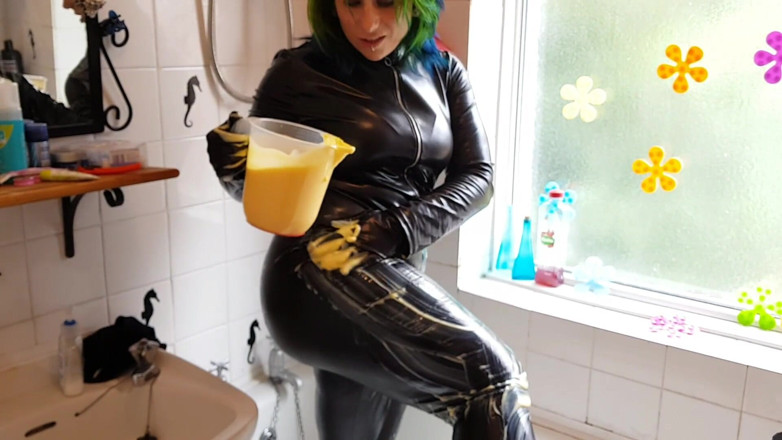 Tattooed Milfy Mama: 젖고 지저분한 커스터드 Catsuit