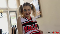 SaintPorn: Anastasia चीयर प्रैक्टिस के बाद Mike को चोदती है
