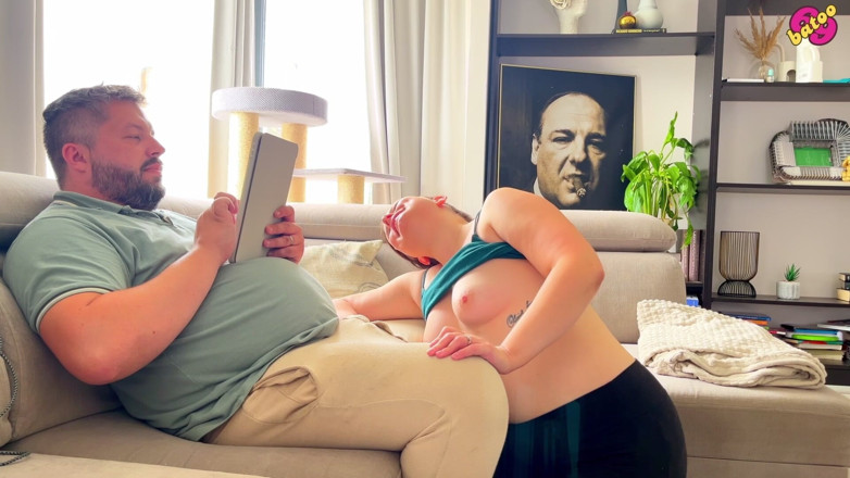 beauty_and_the_other_one: Jovem esposa Lexi chupa pau do papai para receber cartão...