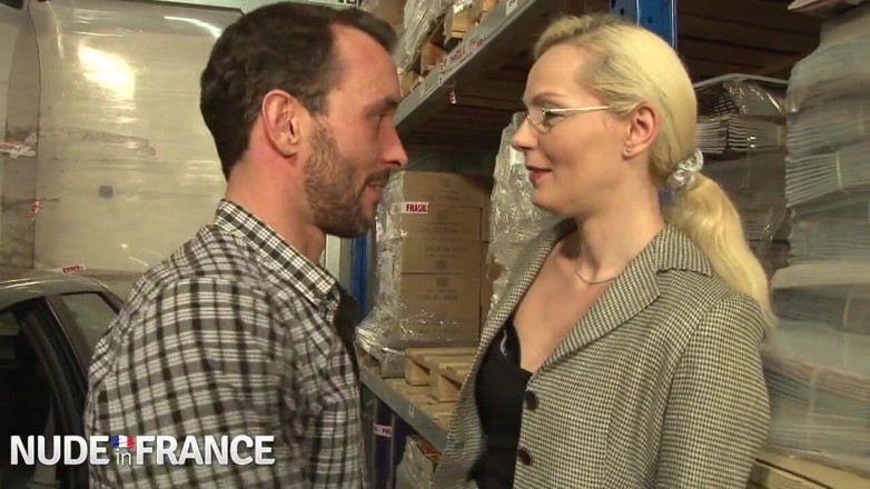 Nude in France: 絶望的な金髪ふしだらな女はコックのためのタクシー運転手を呼ぶ