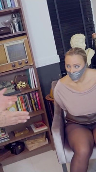Beth bị trói và bịt miệng băng trói và trong BDSM hoàn toàn yếu