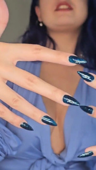 Stiefmutter Domme entdeckt deinen Nagelfetisch: eine gemütliche, ermutigende genderlose wichsanleitung