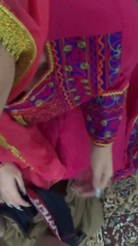 デカ尻アラブの継母が彼女の18歳の継息子をファック