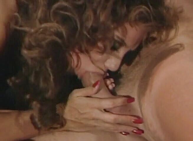 Hooters Entertainment: Mama vitregă țâțoasă ia pula și vibratorul legat în găurile ei