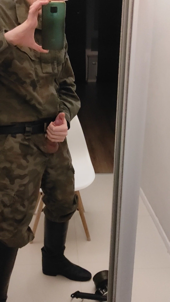 Gayfucker25: Солдат в ботинках военных офицеров