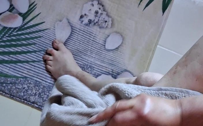 Hot-Pussy66: Lavando pés sujos na banheira