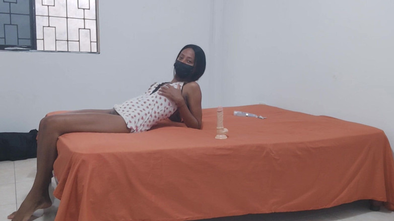 NEGRITA SEXY: Sto fantasticando su un dildo e mi masturbo come una...