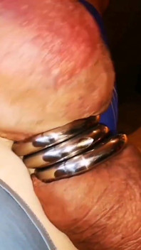 Hüpfendes Monsterfleisch mit Metal-Cockringen