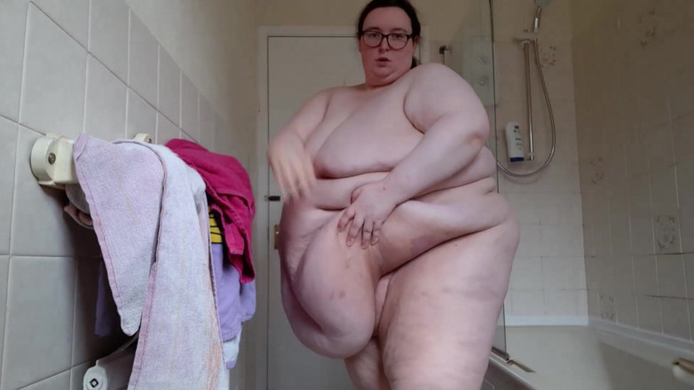 SSBBWLadyBrads: SSBBW gioca con la pancia in bagno e fa la...