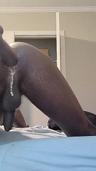 Ragazzo effeminato culo rotondo scoreggia e crema nel dildo bbc