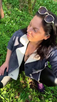 Sega nella foresta: una coppia diventa cattiva - lei mostra le sue tette e gli fa una sega subddie nei boschi