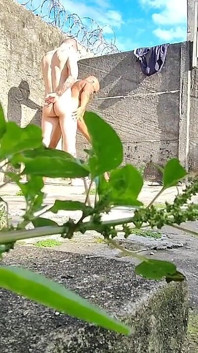 Camera din pădure filmează doi heterosexuali făcând sex
