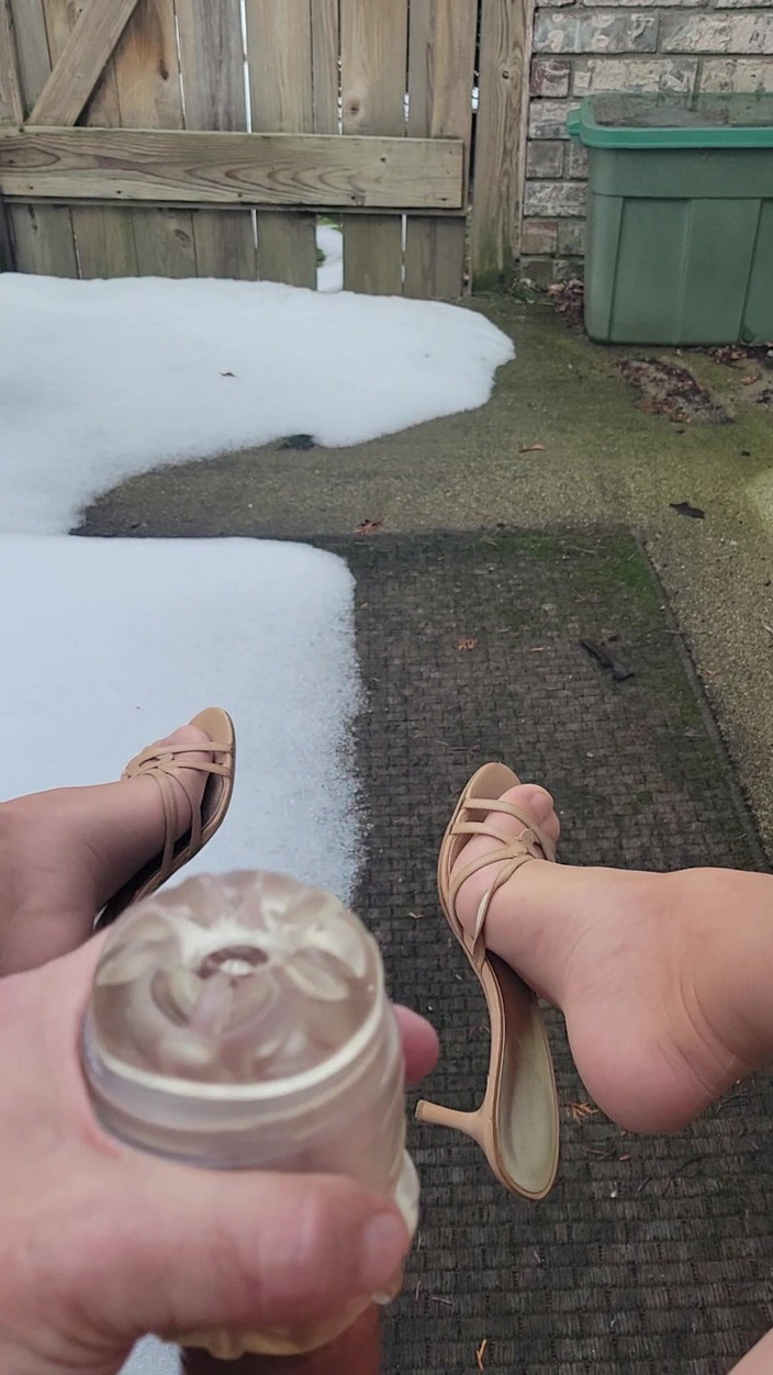 Feet Lover: Dışarıda naylon çorap ve topuklu ayakkabılar giyiyor