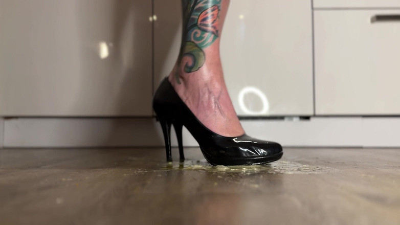 NaomiPerv: Naomiperv zermalmt und stampft Essen mit ihren Absätzen und ihrer...