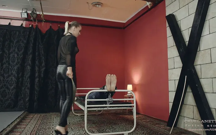 Cruel Anettes fetish world: Bastinado on the bed