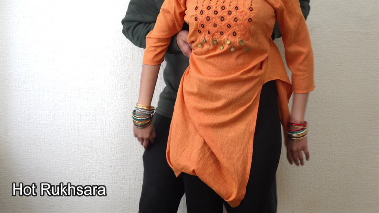 hot_rukhsara: Indická sexy Rukhsara šuká hardcore zezadu v sexy indických šatech a podvádí...