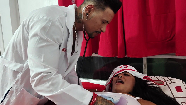 Tiffany Montavani: Médico Safadão Ajudando Medir a Febre