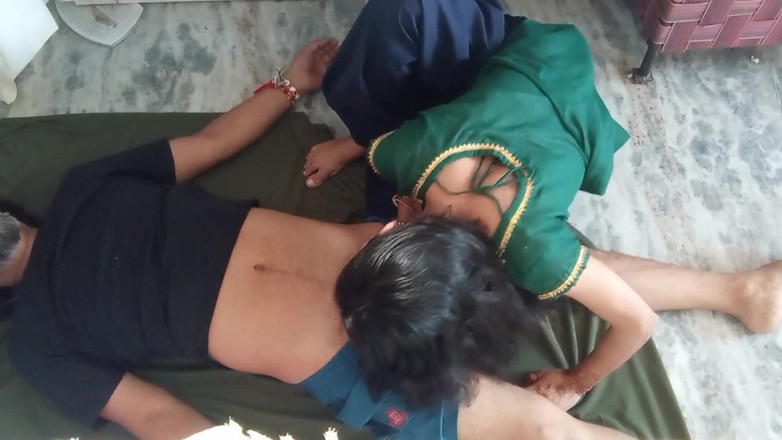 Desi stepfamily: Горячая романтическая дези 18+ падчерица сосет отчиму