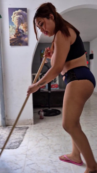 Femme De Ménage Presque Nue Faisant Le Ménage