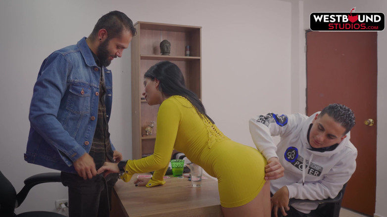 Run good girls: Secretaria latina Abby Motano follada por los jefes Filip y...