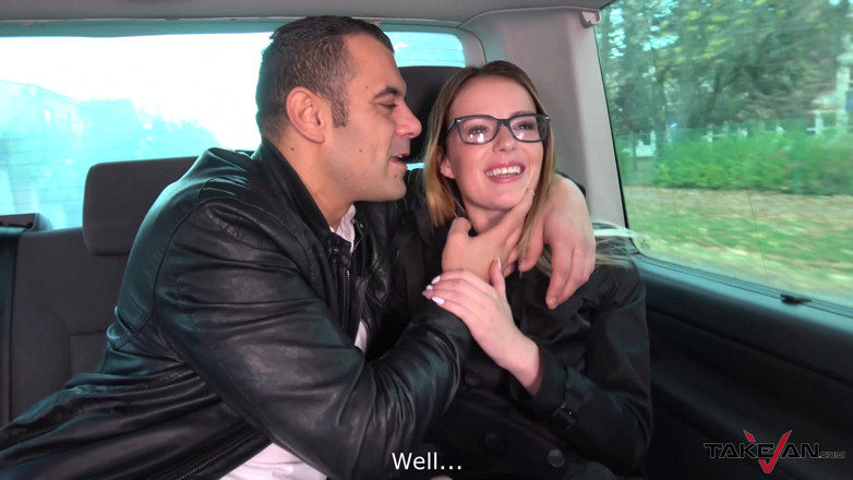 Take Van: Secretară sexy convinsă să se fută în dubă cu un străin...
