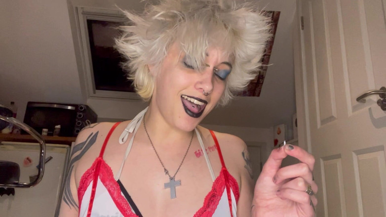 Glitterqueen1999: Drobný muž se vplíží do vody sester