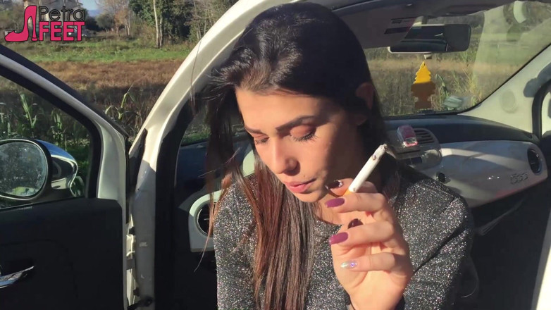 Smokin Fetish: Wunderschönes schätzchen raucht draußen eine zigarre