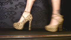 Abby Anna: 穿着豹子高跟鞋行走