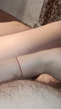 Une belle-mère séduit son beau-fils avec sa chatte, se branle et éjacule la main