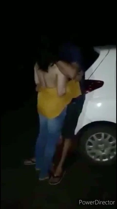 देसी प्रेमिका कार में बाहर चुदाई कर रही है
