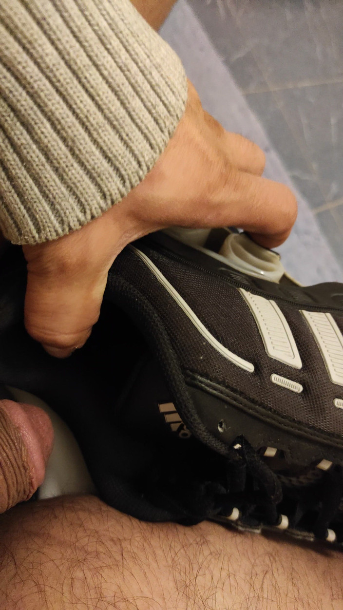 SmokedAlloy2: Dirtyjunkbro (dj -hermano) en el baño, calcetines y zapatos deportivos totalmente mojados