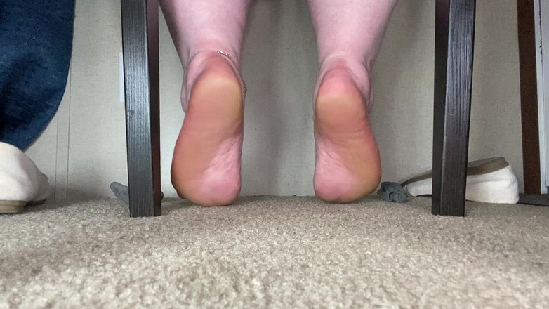 BellaBlast: Große Füße - Unter dem Stuhl Sicht der Entfernen Schuhe und...