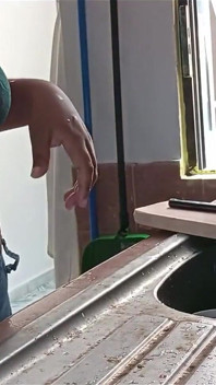 Schoonmoeder filmt zichzelf in de keuken en toont haar borsten
