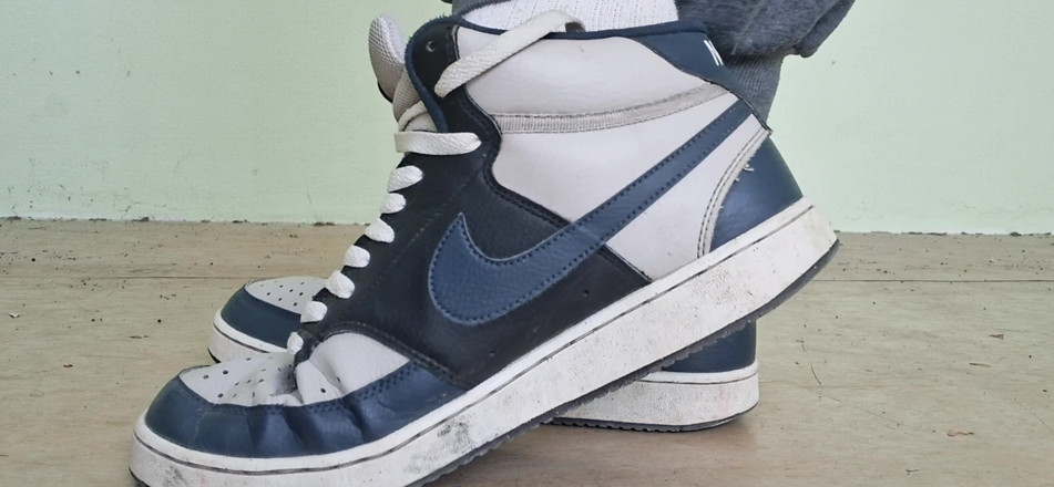 jerkofflover: Sepatu Nike di kaki saya