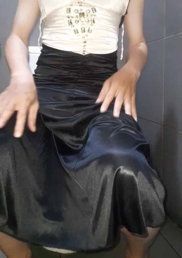 Naomisinka: Masturbuje v saténových hedvábných šatech zpěvačky