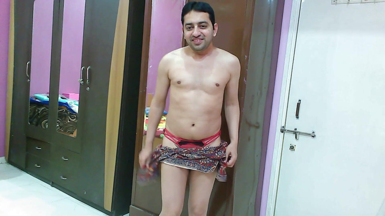 Cute & Nude Crossdresser: Travestit efeminat sexy Femboy Sweet Lollipop într-un top imprimat, tanga roșu și...