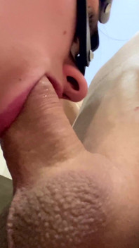 Blowjob dengan pemandangan dari bawah sperma di mulut