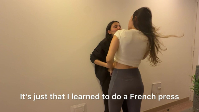 scarlettandc: On S’embrasse En Frottant Nos Leggings