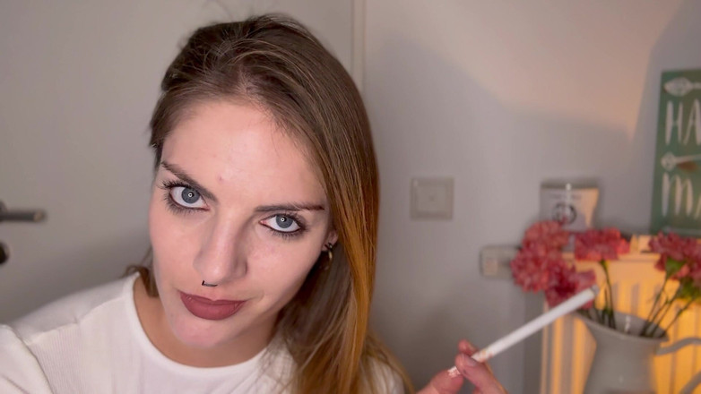 Naughty Natascha: Juste fumer