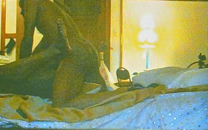TS freaky MILF: Waria dan pria kulit hitam lagi asik mainin peran mesum...