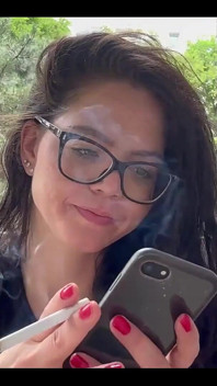 Palenie podczas odpowiadania na moje onlyfans dla twoich wiadomości