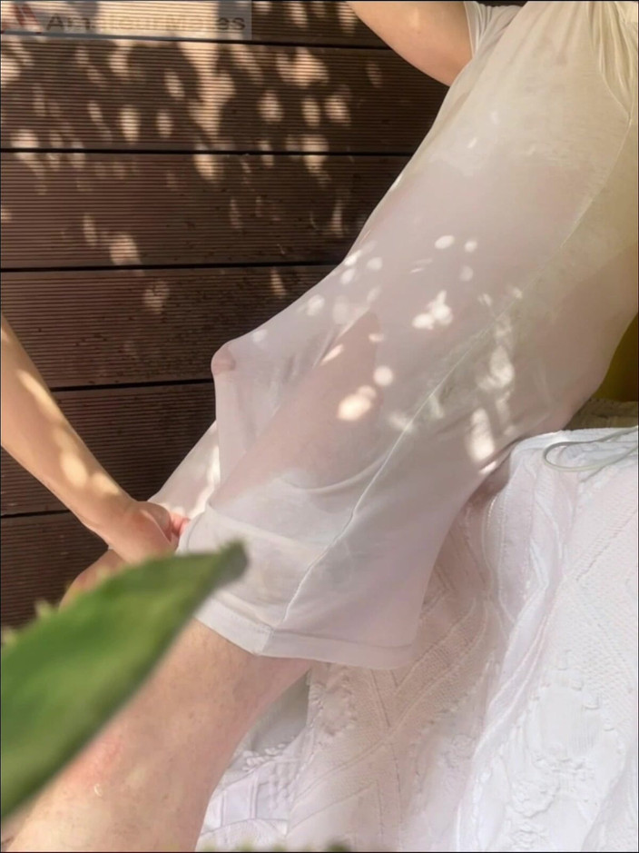 AmateurBoysPissing: 少年が友達の白いtシャツにスプレーをかけて、滑らかなお尻と大きなペニスを見せて楽しんでいる。