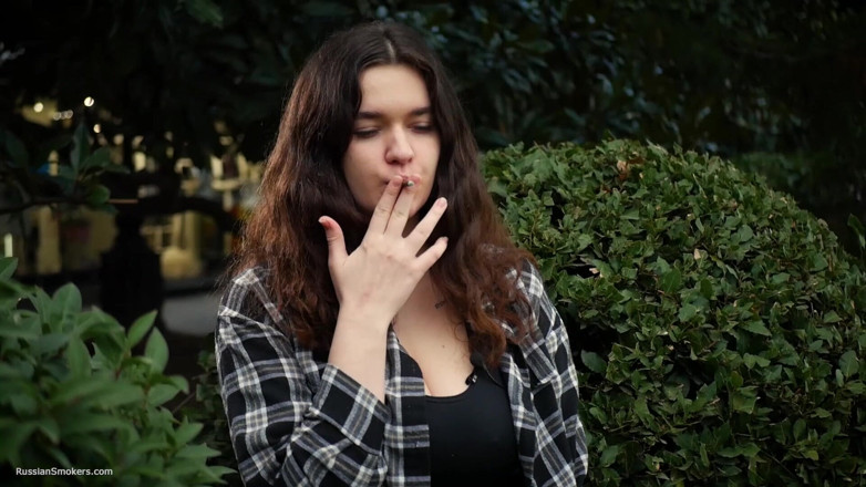 Russian Smokers: Sladká a prsatá ruská holka kouří cigaretu v přírodě